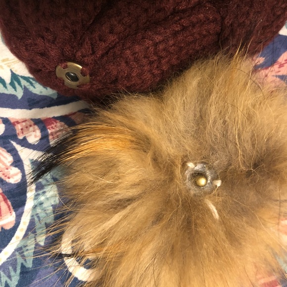 RiscaWin • Detachable Faux Fur Pom Beanie - Picture 2 of 8